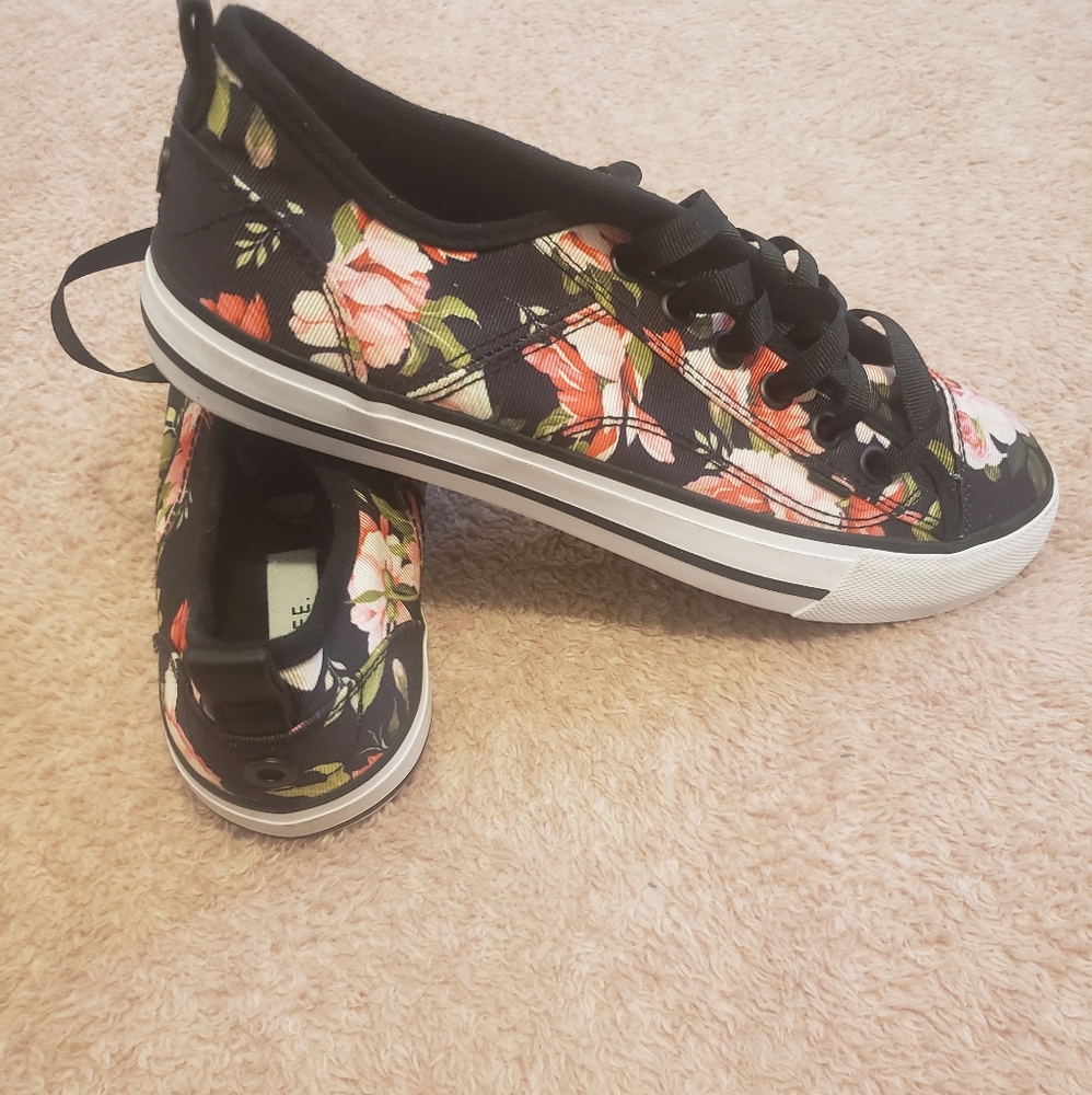 Chelsee Converse Sneakers - Picture 9 of 11